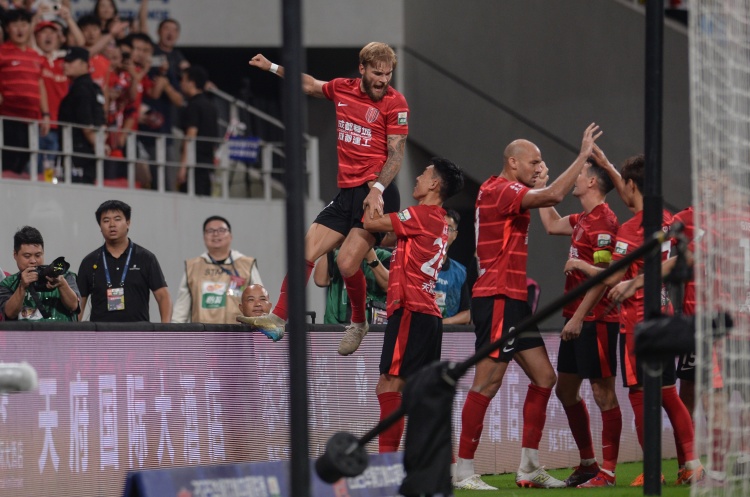 记者：今年中超争冠预计要最后一轮见分晓，前四球队水平差距不大