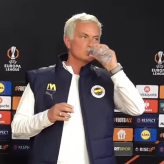 kaiyun-穆帅迎滕圣：曼联学会信任教练，依然期待亚军转正