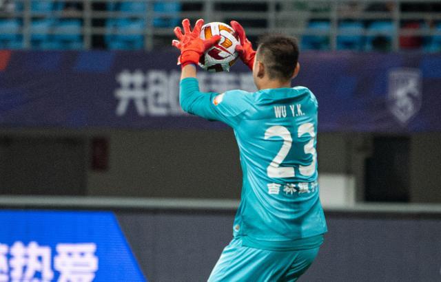 开云体育官网-吴亚轲两送空门被换下 亚泰球迷：这集我去年看过