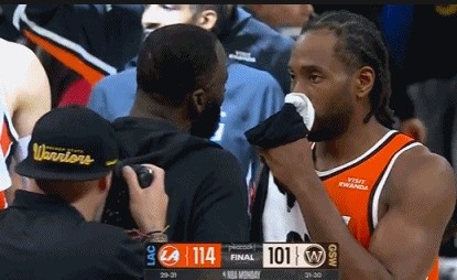 开云体育入口-场下是朋友！赛后小卡&amp;加兰分别与追梦拥抱聊天 小卡还与库里交谈