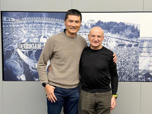 开云体育入口-国足主帅邵佳一造访皇马 获赠球衣合影弗洛伦蒂诺