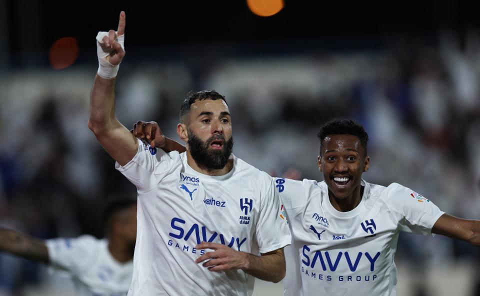 开云体育官网-戴帽+独造4球！38岁本泽马完美首秀：率队6-0终结3连平，3分领跑