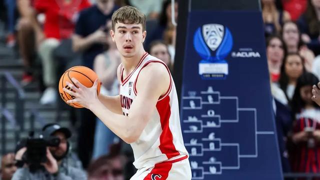 开云官网-艾顿虎头蛇尾毫无斗志惹人嫌？湖人盯上2米18防守神塔！